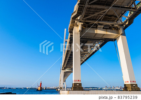 朝日に照らされる横浜ベイブリッジ、見上げた横浜ベイブリッジ、快晴、横浜のシンボル 朝日に照らされる横浜ベイブリッジ、見上げた横浜ベイブリッジ、快晴、横浜のシンボル 83795239