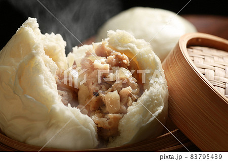 湯気の上がる熱々の肉まん 83795439