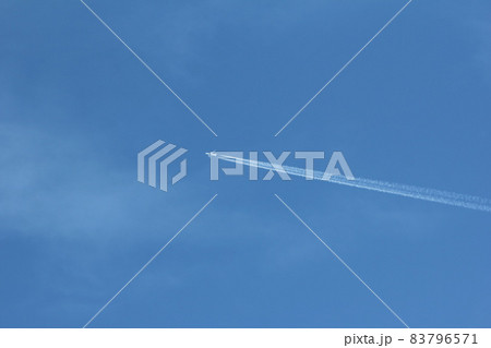 青空の飛行機雲 青空の飛行機雲 83796571