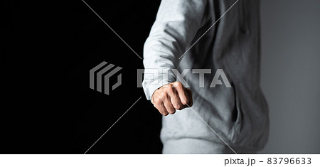 拳　怒り　犯罪 83796633