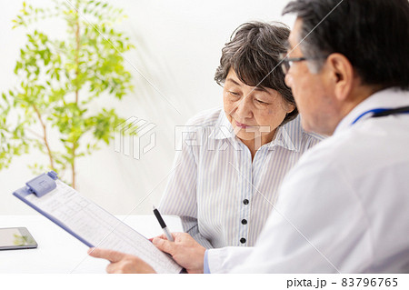 医療イメージ　医師と患者　対面 83796765