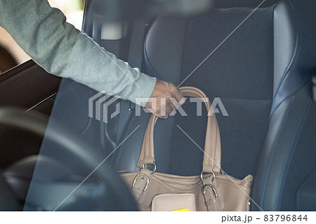 車上荒らし　盗む　泥棒 83796844