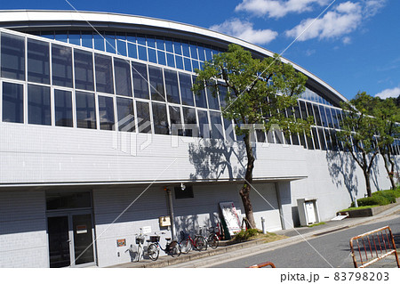 広島市の公民館の建物の景色 83798203