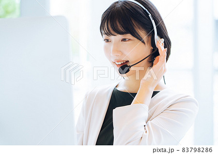 コールセンターで働く女性オペレーター の写真素材 7986