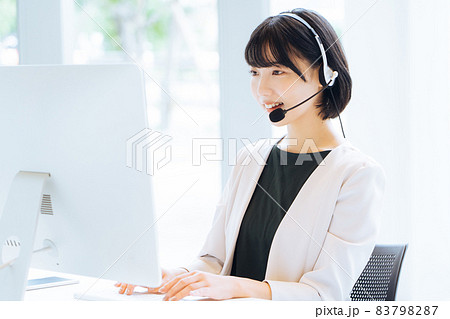 コールセンターで働く女性オペレーター コールセンターで働く女性オペレーター 83798287