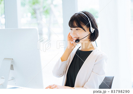 コールセンターで働く女性オペレーター　　 83798290