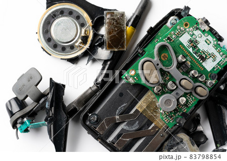 壊れた小型トランシーバー 83798854