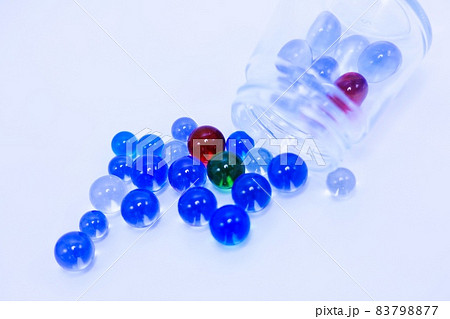 瓶に入ったカラフルで綺麗なビー玉の写真素材 7977