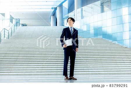 ビジネスマン パソコン イメージ ビジネスマン パソコン イメージ 83799291