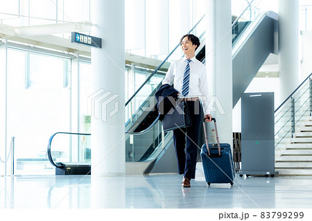 空港にいるビジネスマン 83799299