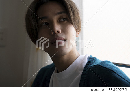窓の外を見る男性 窓の外を見る男性 83800276