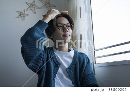 本を読む男性 本を読む男性 83800295