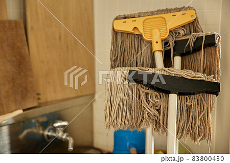 教室の片隅にあるモップや掃除用具 83800430