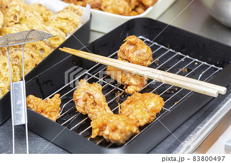 揚げたての唐揚げ 83800497