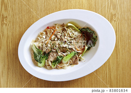 豚肉のパッシーユー　太い米粉麺の炒め物 83801634