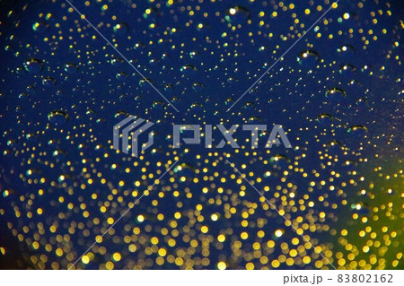 窓ガラスに付いた水滴 83802162