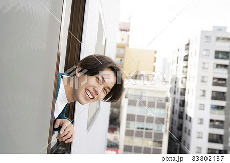 空を眺める男性 83802437