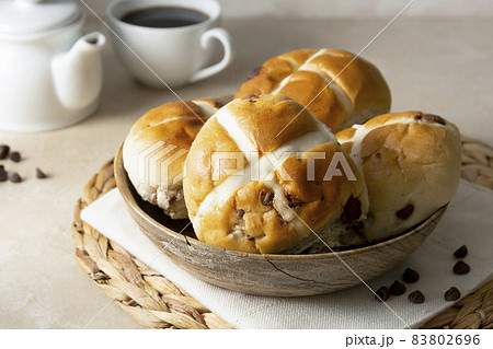Easter hot cross buns, bake treats. lifestyle breakfast 83802696