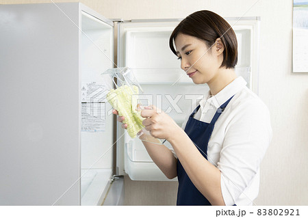 冷蔵庫の掃除をする家政婦の女性 冷蔵庫の掃除をする家政婦の女性 83802921
