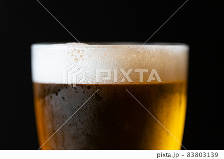 グラスに注がれたビール グラスに注がれたビール 83803139