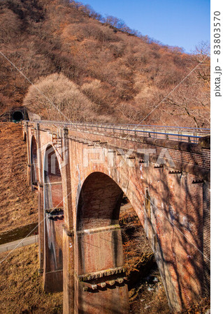 冬の碓氷峠　日本最大級レンガ造りの鉄道橋　碓氷第三橋梁（めがね橋） 83803570