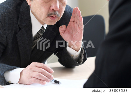 耳打ちをするスーツ姿のビジネスマンの白髪のシニア男性 耳打ちをするスーツ姿のビジネスマンの白髪のシニア男性 83803583