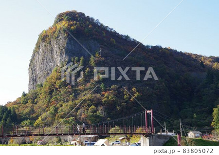 三条市下田・晩秋の八木ヶ鼻の岩壁 83805072