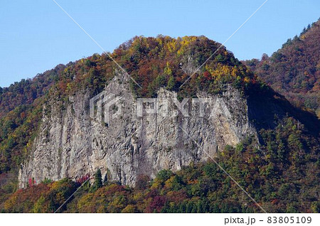 三条市下田・晩秋の八木ヶ鼻の岩壁 三条市下田・晩秋の八木ヶ鼻の岩壁 83805109