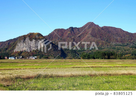 三条市下田・晩秋の八木ヶ鼻の岩壁 83805125
