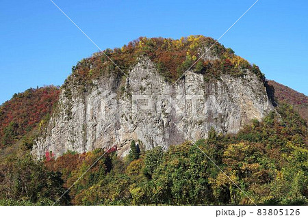 三条市下田・晩秋の八木ヶ鼻の岩壁 83805126