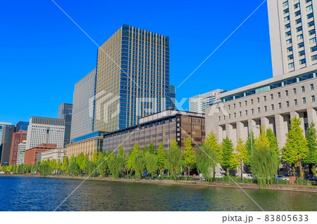 東京　千代田区の都市風景　日比谷濠とビル群 83805633