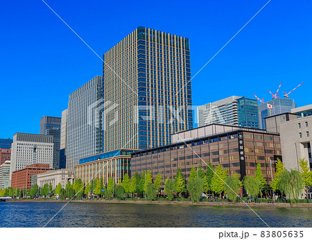 東京　千代田区の都市風景　日比谷濠とビル群 83805635