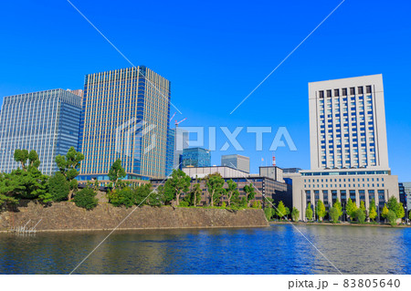 東京　千代田区の都市風景　日比谷濠とビル群 83805640