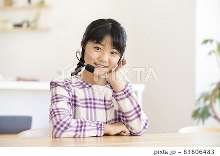 ヘッドセットをつけたカメラ目線の小学校高学年の女の子 ヘッドセットをつけたカメラ目線の小学校高学年の女の子 83806483