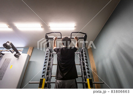 スポーツジムで鍛える男性（背中） 83806663