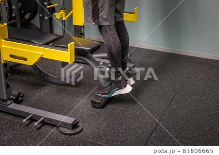 スポーツジムで鍛える男性 83806665