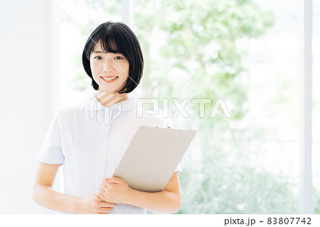 笑顔の女性看護師 83807742