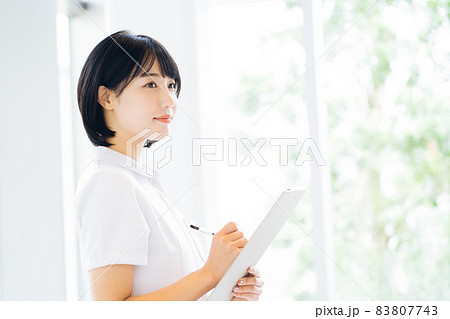 笑顔の女性看護師 笑顔の女性看護師 83807743