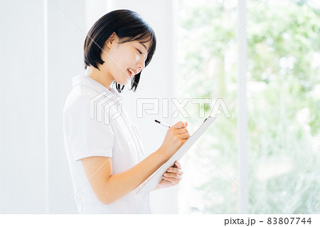 笑顔の女性看護師 83807744