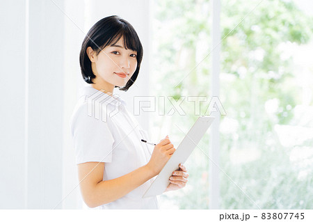 笑顔の女性看護師 笑顔の女性看護師 83807745