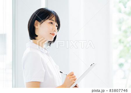 笑顔の女性看護師 83807746