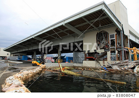 東日本大震災の気仙沼漁港の港湾風景 83808047