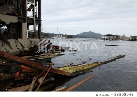 東日本大震災の気仙沼漁港の港湾風景 83808048