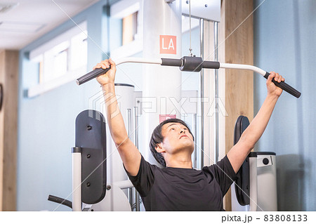 スポーツジムでラットプルマシンを使う男性 スポーツジムでラットプルマシンを使う男性 83808133
