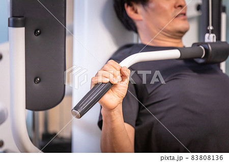 スポーツジムでラットプルマシンを使う男性 スポーツジムでラットプルマシンを使う男性 83808136