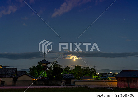 奈良県斑鳩町 世界遺産法起寺の三重塔の向こうから上ってくる中秋の名月 奈良県斑鳩町 世界遺産法起寺の三重塔の向こうから上ってくる中秋の名月 83808706