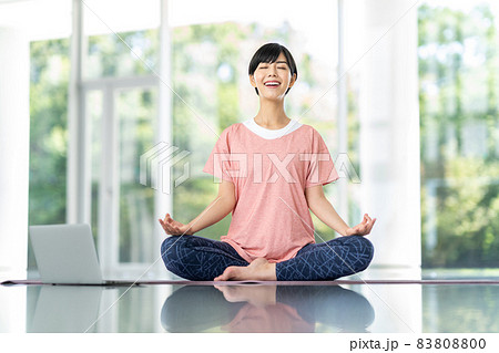 オンラインヨガをする若い女性。（瞑想） 83808800
