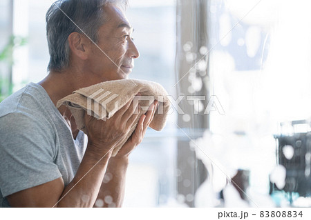 スキンケアをするミドルの男性 83808834