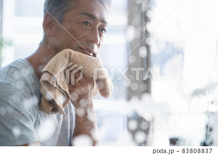 スキンケアをするミドルの男性 83808837