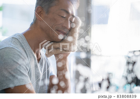スキンケアをするミドルの男性 83808839